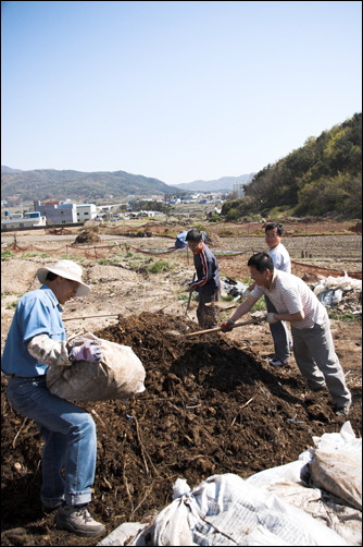 거름뒤집기, 향긋한 냄새와 함께. 